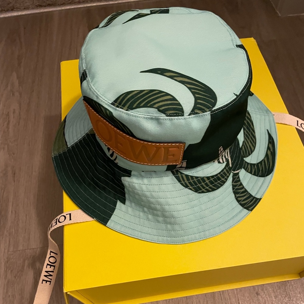 New safari bucket hat! Never worn